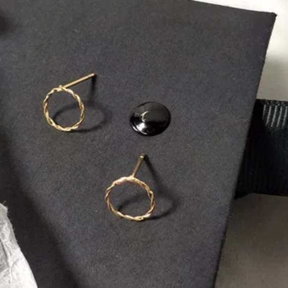 Simple Twisted Rope Open Circle Stud Minimalist - Picture 2 of 4